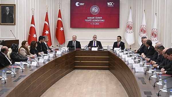 Asgari Ücret Tespit Komisyonu, 2024 yılında geçerli olacak asgari ücreti belirlemek üzere ilk toplantısını Çalışma ve Sosyal Güvenlik Bakanlığı’nda yaptı.