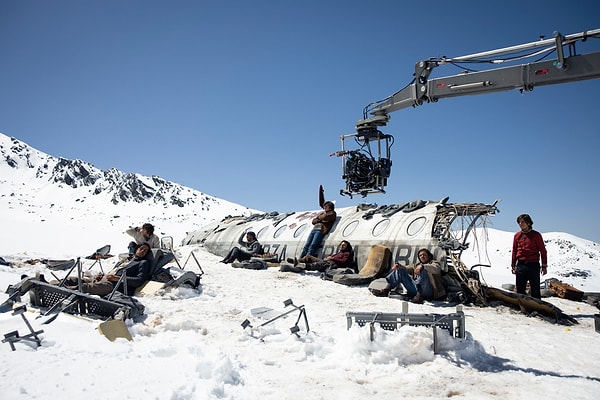 'Society of the Snow', 1972 yılında bir ragbi takımının Şili'ye uçmak üzere kiraladığı uçağın And Dağları'nın karlı zirvelerine düşmesi sonucu yaşanan felaketi konu alıyor.