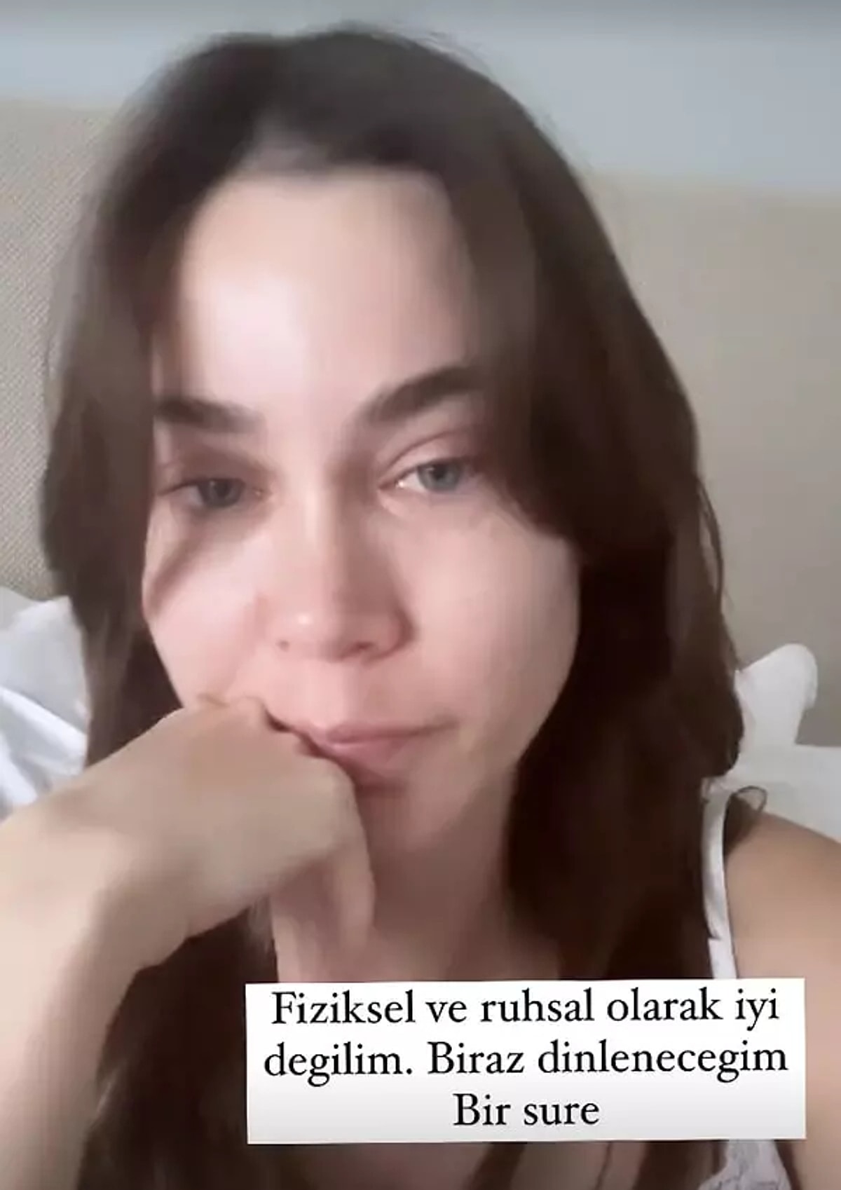 Gözleri yaşlı güzel fenomen birçok kez fiziksel ve ruhsal olarak iyi olmadı...