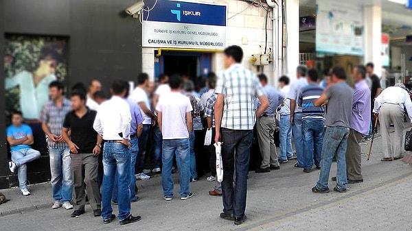 Açıklanan veriler Türkiye'de işsizliğin ekim ayında yüzde 8,5 seviyesine indiğini gösteriyor. Üstünü çizerek belirtelim bunlar devletin açıkladığı resmi veriler ve yine bu resmi verilere göre toplam işsiz sayısı 2 milyon 961 bin kişi.
