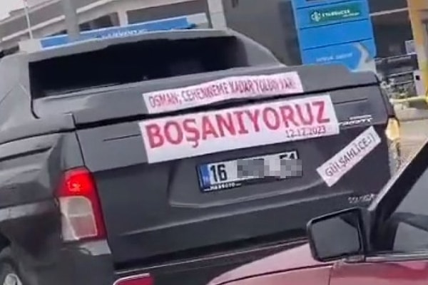 Bursadabugun.com'da yer alan haberde, bir kadının boşanmasını kutlamak için süslettiği arabasına "Osman cehenneme kadar yolun var!" yazdırdığı görülüyor.