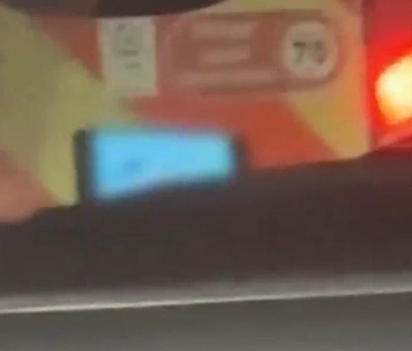O görüntülerde bir sürücünün trafikte araç ekranından erotik film izlediği anlar görülüyor.