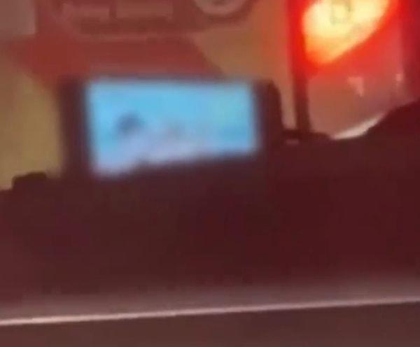Trafikte ilerlerken erotik film izleyen o sürücüyü başka bir sürücü kaydederken, o görüntüler de sosyal medyada tepki çekti.