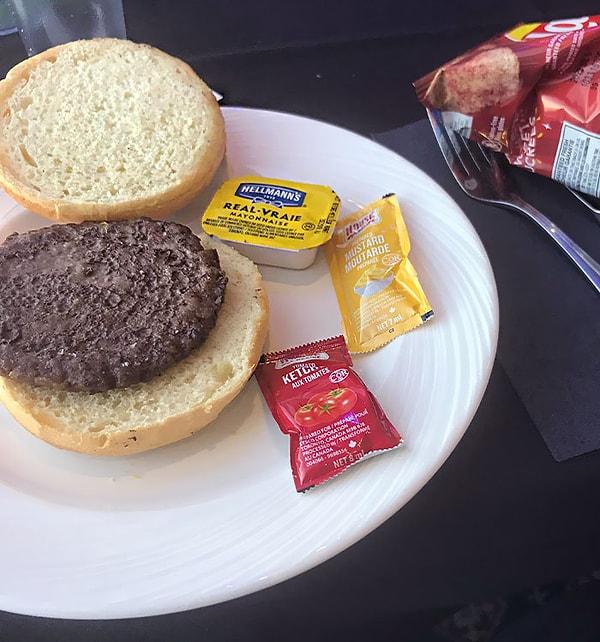 3. "Gemi yolculuğumda bir burger için 20 dolar ödedim. İşte sonuç:"