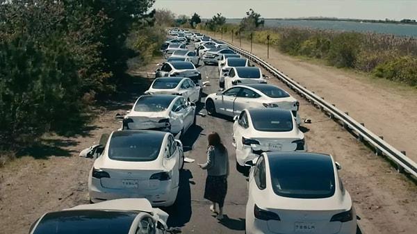 Tesla marka araçlar, geçtiğimiz günlerde Netflix’te yayına giren Dünyayı Ardında Bırak isimli filmde de otomatik pilotu sebebiyle yer almıştı.