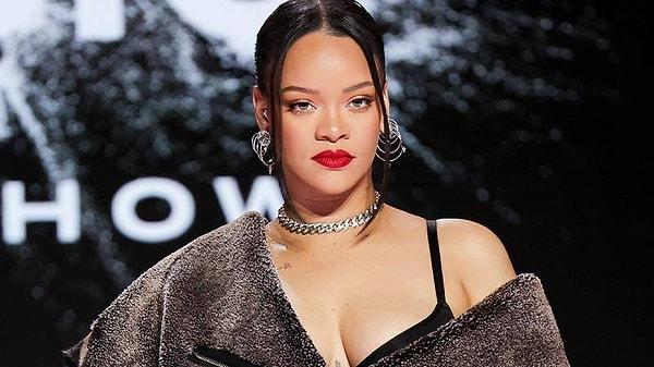 Dünyaca ünlü Barbadoslu pop şarkıcısı Rihanna, dünya çapında geniş bir hayran kitlesine sahip.