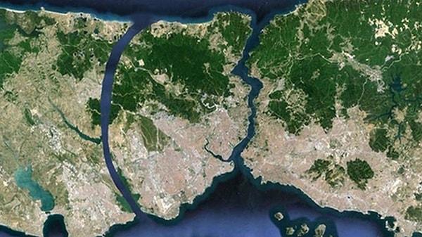 AK Parti hükümetinin ısrarla üzerinde durduğu Kanal İstanbul Projesi, Karadeniz’i açık denizlere açan bir yapay su yolu projesi olarak dikkat çekiyor.
