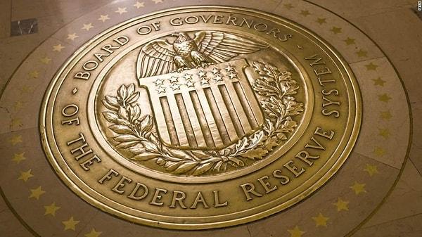 Bugünkü kararla birlikte Fed, üst üste üç politika toplantısında gösterge federal fon oranını sabit tutmuş oldu. Mart 2022'de sıfıra yakın seviyeden artırmaya başladıkları faiz oranlarını en son Temmuz ayında 22 yılın en yüksek seviyesi olan %5,25 ile %5,5 aralığına yükseltmişlerdi.