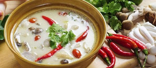 Tayland'ın "Tom kha gai" yemeği listede on beş numaranın sahibi.