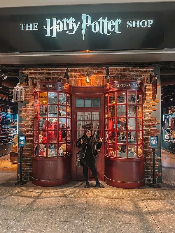 Serinin hayranları yıllardır Harry Potter konseptli sosyal medya hesaplarından yurt dışındaki HP mağazalarının videolarını, fotoğraflarını izledi durdu. Kimileri öyle şanslı ki İngiltere'ye ve pek çok başka yerlere gidip bu mağazaları ziyaret ettiler.