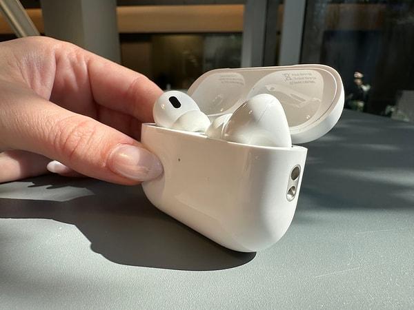 Apple yeni AirPods Pro modellerini USB-C bağlantısı ve diğer birkaç iyileştirme ile piyasaya sürdü.