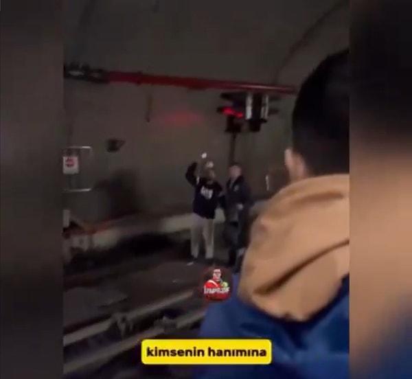 İzmir'de metroda bir kişi, raylara atlayarak koşmaya başladı.