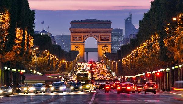 Londra'daki New Bond Street ve Paris'teki Avenues des Champs-Élysées sırasıyla metrekarede yıllık bin 462 dolar ve bin 120 dolar ile dördüncü ve beşinci sıradaki yerlerini korudu.