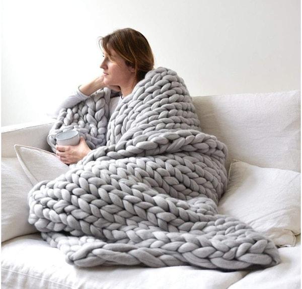 9. Soğuk kış gecelerinde sıcak ve rahat kalması için en güzel hediye bu battaniye olabilir.