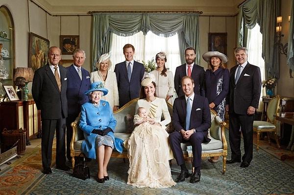 The Crown dizisiyle daha da içine çekildiğimiz, izlemekten keyif aldığımız aynı zamanda olayların gerçekliğini araştırdığımız Kraliyet Ailesi'ni her anlamda izlemekten keyif alıyoruz.