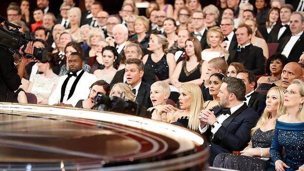 15. "Oscar ödül töreninde zarfları karıştırınca ödülün Moonlight yerine La La Land'e gitmesi. Sırf tören konuşulsun diye yapılmış."