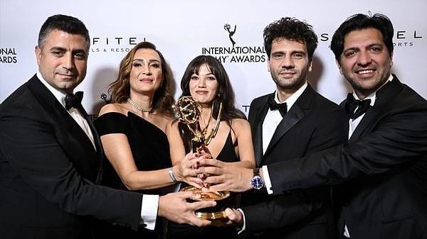 Son olarak Yargı dizisinin Emmy'de En İyi Dizi ödülünü kazanmasıyla hepimizi gururlandıran Urgancıoğlu ve geri kalan Yargı ekibi, sosyal medyayı resmen sallamıştı.
