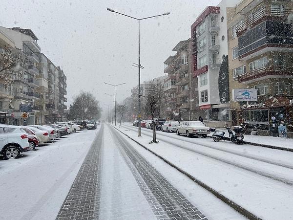Yağışlar, cumartesi sabah saatlerinde Edirne ve Kırklareli çevreleri ve Tekirdağ'ın iç kesimleri, öğle saatlerinden itibaren Çanakkale'nin iç kesimlerinde karla karışık yağmur ve kar şeklinde görülecek.