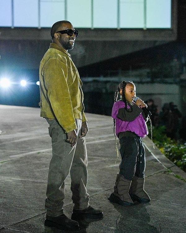 Geçtiğimiz gün babası Kanye, North'u sahneye çıkardı: North, playback ile ilk rap'ini yapmış oldu.