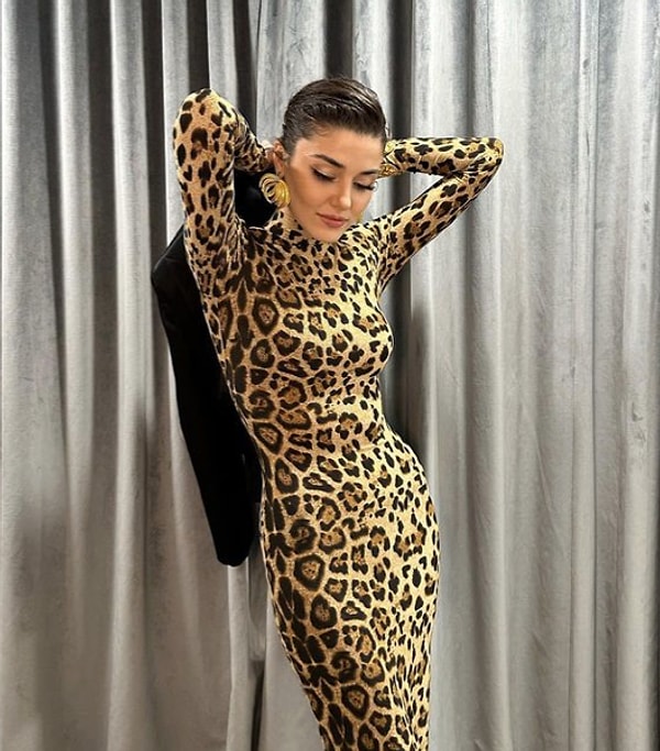 Veee işte geldik son ve en önemli parçaya! Hande Erçel'in özel davette giydiği leopar elbisenin markası The New Arrivals By İlkyaz Özel ve fiyatı da 14.200 TL