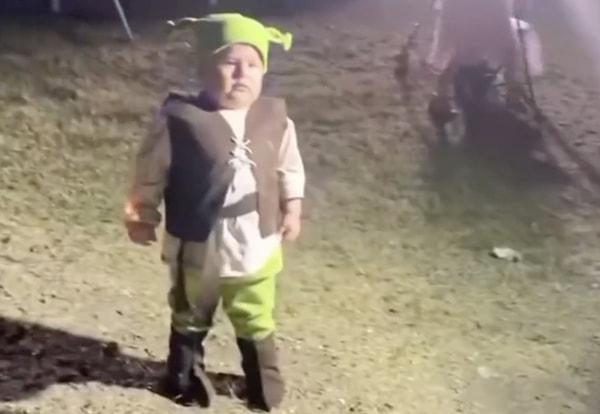 Minik de kendi partisine Shrek kostümüyle gelince ortaya oldukça sevimli bir görüntü çıktı.