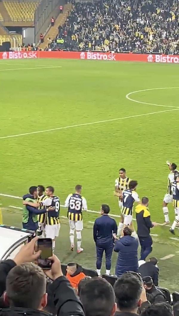 Umut Nayir ile golü kutlayan Fenerbahçeli futbolcular, ekran başındaki taraflı tarafsız herkesi duygulandırdı.