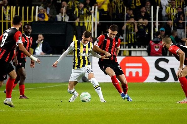 Maçın başlama düdüğünden itibaren rakip kaleyi abluka altına alan Fenerbahçe, ilk golünü 36. dakikada Ferdi Kadıoğlu ile kaydetti.