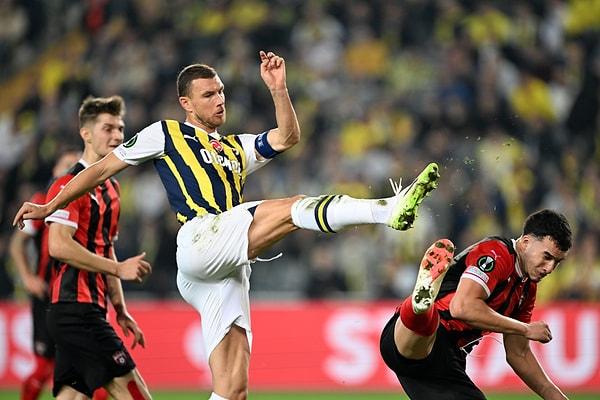 Ferdi Kadıoğlu, Edin Dzeko(2) ve Dominik Takac'ın kendi kalesine attığı gollerle 4-0 kazanan Fenerbahçe, Ludogorets Razgrad -  Nordsjaelland maçındaki skora gözlerini dikti.