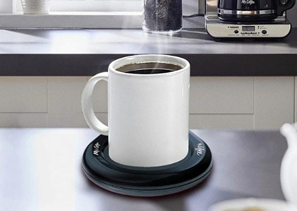 30. Sabahın erken saatlerinde demlenmiş kahvenin uzun süre taze ve sıcak kalmasını sağlayan bir kupa ısıtıcısı.