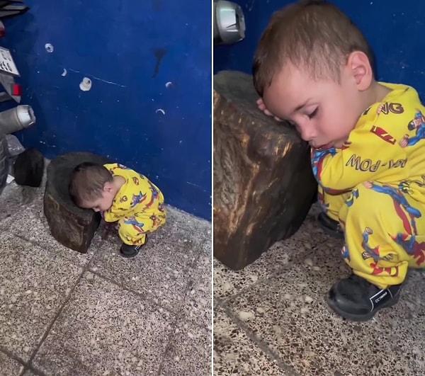 Mehmet isimli ufaklığın yorgunluktan başını koyduğu kütükte uyuyakaldığı anlar sosyal medyada viral oldu.