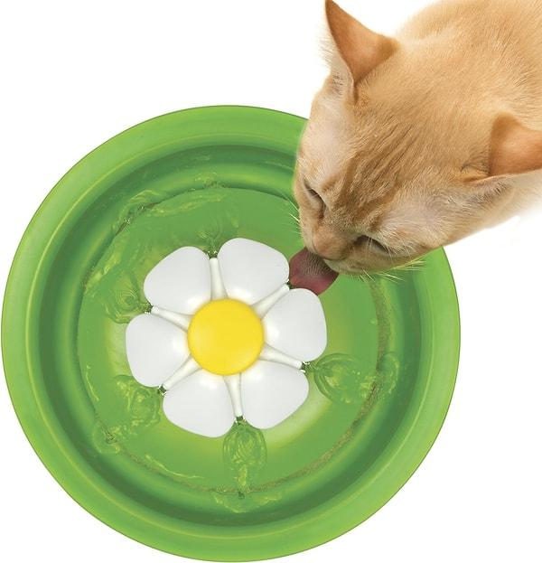 4. Kedileriniz için sürekli filtre edilen, 3 ayrı kullanım fonksiyonu ile taze ve serin su sağlayarak daha fazla su içmelerini teşvik eden çiçek figürlü kedi su kabı.