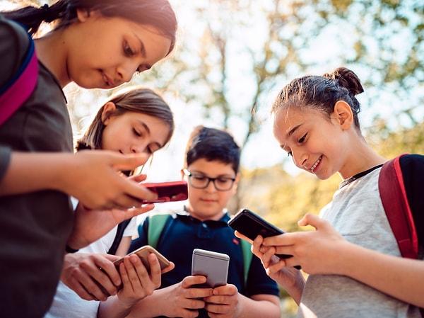 Birleşik Krallık Başbakanı Rishi Sunak 16 yaşından küçük çocukların sosyal medya kullanımını yasaklamak için bir plan üzerinde çalışıyor.