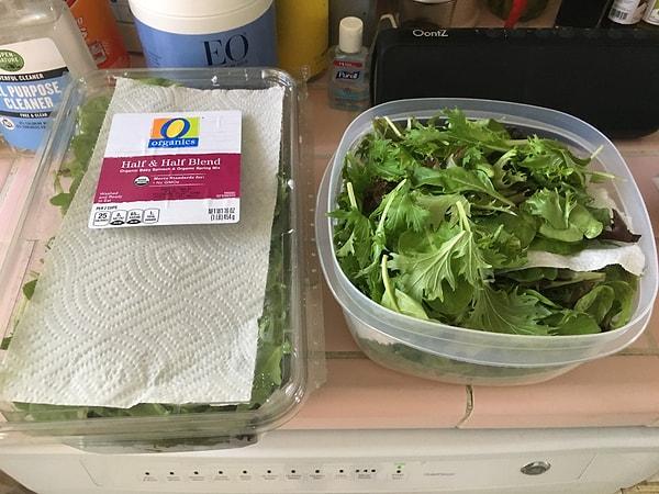 15. Raf ömrünü uzatmak için önceden paketlenmiş salata karışımının üstünü kayıt havlu ile kapatın.
