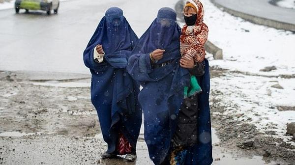 UNAMA, Taliban'ın toplumsal cinsiyet kaynaklı şiddet şikayetlerini ele alışının belirsiz ve tutarsız olduğunu belirtiyor. Kadın ve kız çocuklarına etkin yasal koruma sağlanmaması, erkek personelin şikayetleri engelleme çabası ve mağdurlara telafi güvencesi verilmemesi, halkın adalet aramaktan kaçınmasına sebep oluyor.