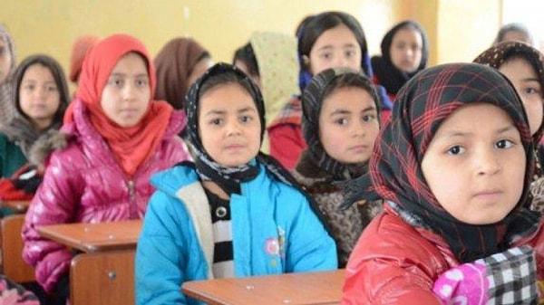 Afganistan'da kızlar sadece ilkokula kadar okuyabiliyor, bunun dışında okula ve üniversite sınıflarına girmeleri yasak. Birçok yasağın dışında Afganistan'da güzellik salonlarıda kapatıldı.