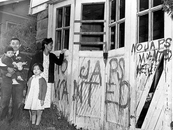 4. 10 Mayıs 1945'te Hunt, Idaho'daki bir yer değiştirme merkezi kampından eve dönmüş bir Japon ailenin karşılaştığı görüntü.