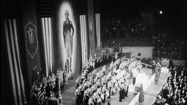9. 1939 yılında Madison Meydanı Bahçesi'nde gerçekleşen ve 20 bin Amerikalının katıldığı Nazi mitingi.
