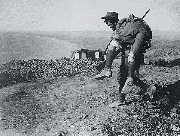11. Çanakkale Savaşı sırasında yaralanan arkadaşını taşıyan ANZAC askeri.