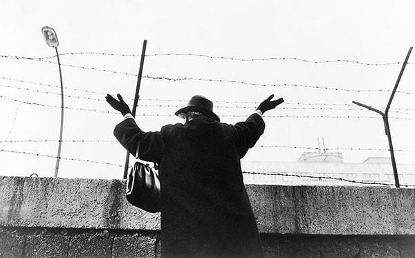 8. Batı Berlin Duvarı'nda durarak Doğu Berlin'deki ailesini görmeyi bekleyen kadın.
