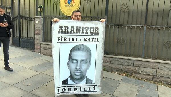 Çömez, üzerinde "Aranıyor, firari katil, torpilli" yazan afişleri büyükelçilik önüne asıp, tepki gösterdi.