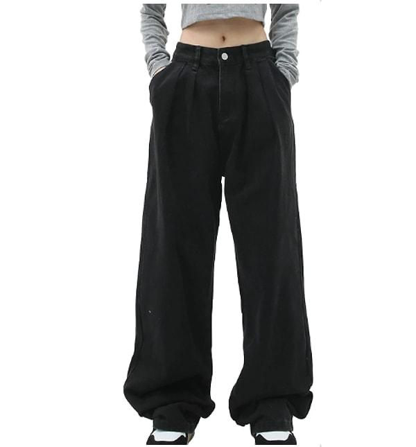 5. Bu tarz bol bir pantolon ve crop top ile de hem havalı hem rahat bir kombin oluşturabilirsiniz.