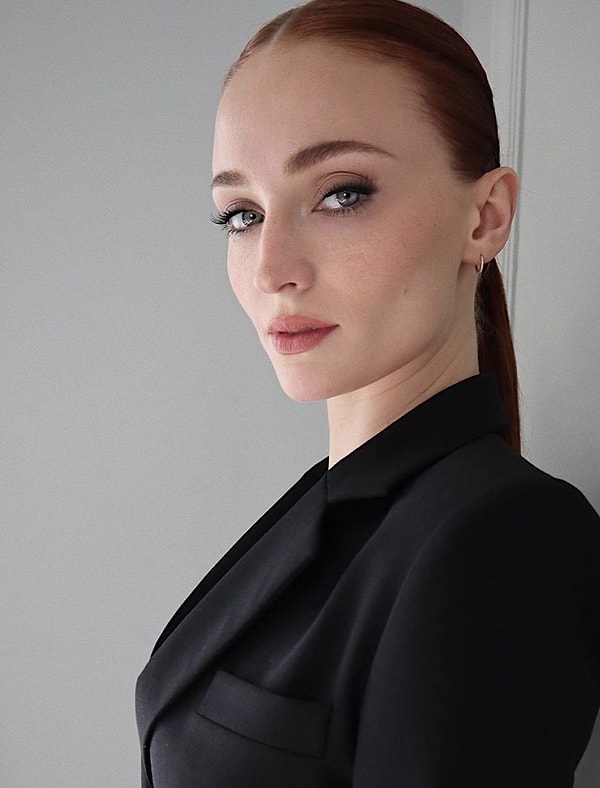 Game of Thrones'un Sansa'sı ve Joe Jones'ın biricik karısı olarak tanıdığımız Sophie Turner gündemden düşmüyor.