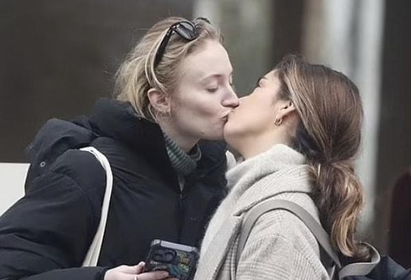 Bu fotoğrafın üstüne Sophie Turner bu sefer de Londra'da bir kadınla öpüşürken objektiflere yansıdı.