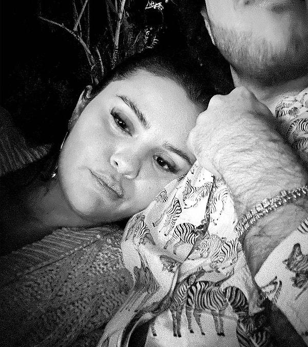 Nihayet aşkı bulan Selena Gomez'in gözleri ise aşktan kör olmuş durumda. Şimdiden sevgilisinin baş harfini taşıyan bir yüzük takmaya başladı bile!