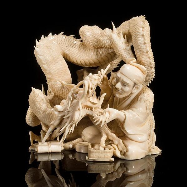 2. Bir ejderhaya diş bakımı yapan dişçinin fil dişinden heykeli. (19. Yüzyıl, Meiji dönemi, Japonya)