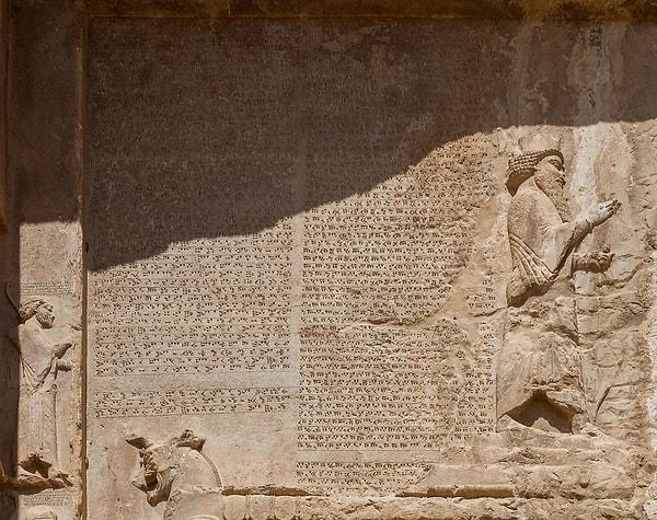 9. Büyük Darius'un mezarı Nakş-ı Rüstem-İran'daki yazıt. Bu yazıtta Darius'un fetihlerinden, Ahameniş İmparatorluğu tarafından kontrol edilen bölgelerden ve hayatı boyunca kazandığı çeşitli başarılardan bahsediliyor. Bu, tarihte en iyi korunmuş yazıtlardan biri olarak kabul edilir.