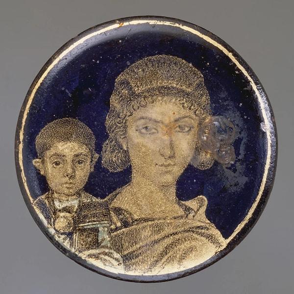 13. Bir anne ve çocuğunu tasvir eden cam madalyon. (M.S 4. Yüzyıl)