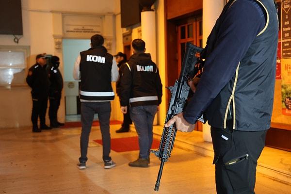 Adana Emniyet Müdürlüğü Kaçakçılık ve Organize Suçlarla Mücadele Şube Müdürlüğü ekipleri, şafak vakti Adana Büyükşehir Belediyesine ihaleye fesat karıştırma ve rüşvet operasyonu düzenlendi.