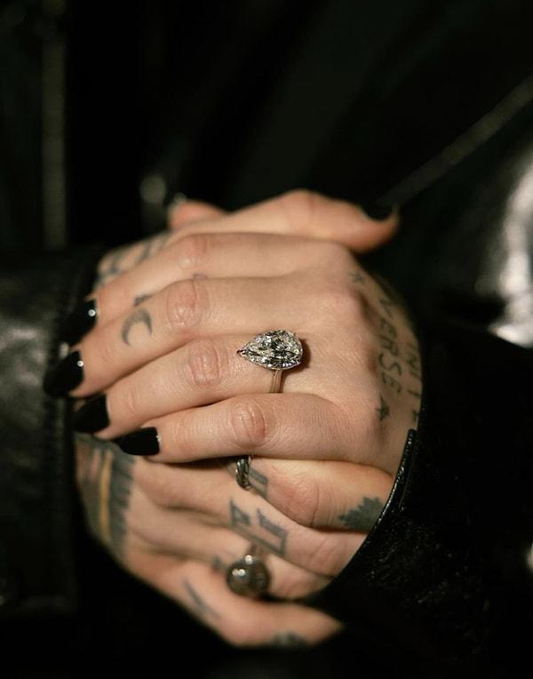 Lovato'nun armut şeklindeki elmas tek taş yüzüğünün büyüklüğü göz kamaştırdı ve ilgi topladı.
