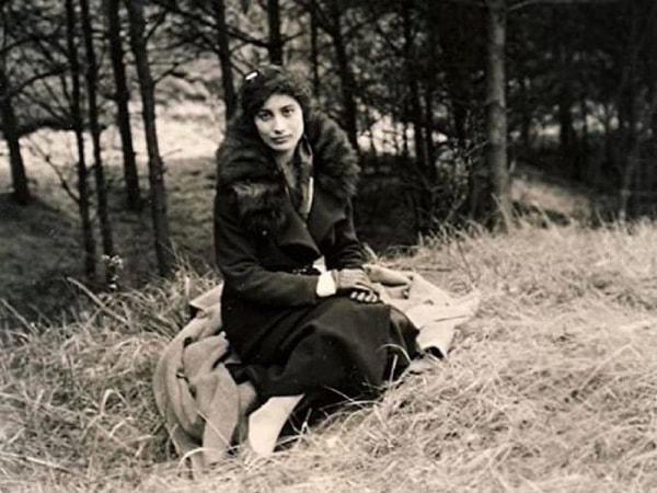 13 Eylül 1944 yılında ise Dachau toplama kampında Noor İnayet Khan isimli bir kadın da öldürüldü. Naziler, "Madeline" kod adlı İngiliz casusu Nora Baker sandıkları için ona işkence edip öldürdüler.
